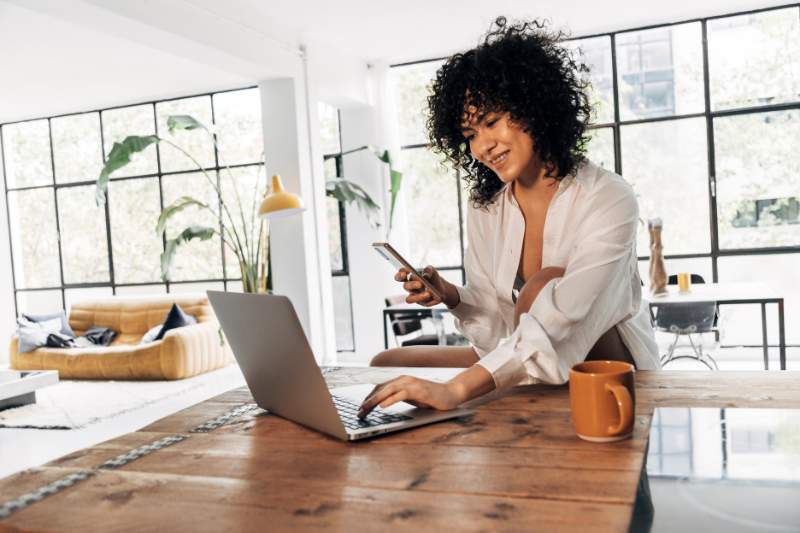 Woman using a laptop to file taxes in Spanish and maximize her refund with ezTaxReturn.